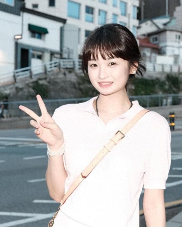 线上配资知识网 杨瀚森绯闻女友晒韩国游美照 充电宝上有❤小杨的卡通形象贴纸
